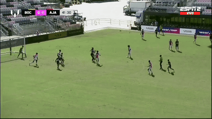 Siêu phẩm của cầu thủ U16 ở Messi Cup