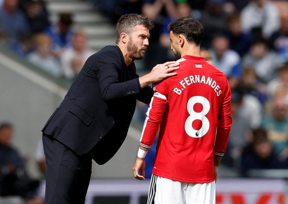 Thái độ trái ngược của CĐV MU với Carrick và các học trò