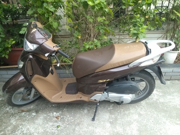 Di xe SH trom cap, keo le CSGT tren duong vi khong doi MBH hinh anh