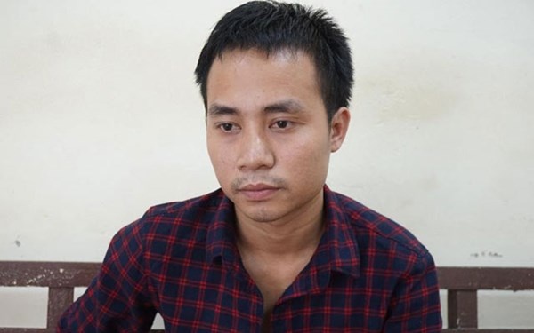 Tai xe lai taxi chay cham, tho tay giat iPhone cua khach hinh anh