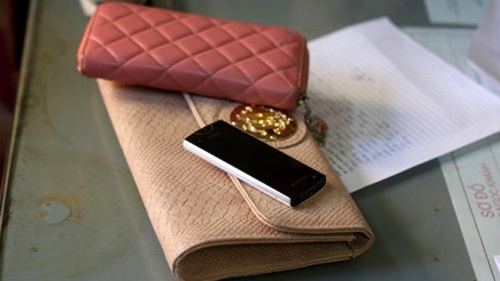 Cuop ngoi tren xe may giang co tui xach voi nu sinh hinh anh