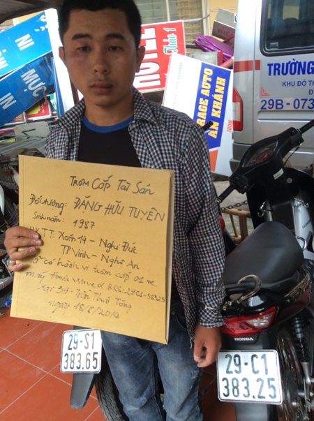 Đặng Hữu Tuyên tại cơ quan công an.