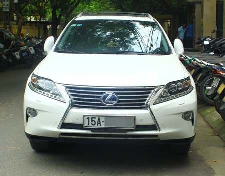 Canh sat 141 phat hien sung ngan va dan trong xe Lexus hinh anh