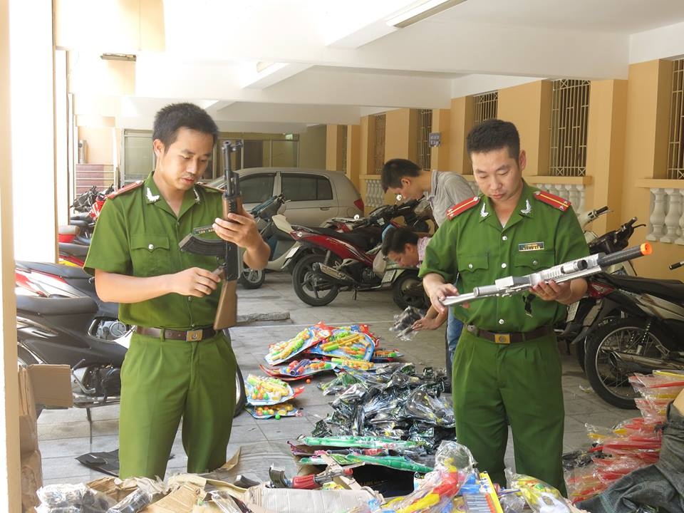 Trước dịp Tết Trung thu năm nay, công an quận Hoàn Kiếm phối hợp với các lực lượng nghiệp vụ khác đã bắt quả tang lô hàng đồ chơi trẻ em bạo lực gồm nhiều loại súng nhựa có hình dáng súng AK, súng ngắn, súng bắn tỉa,…