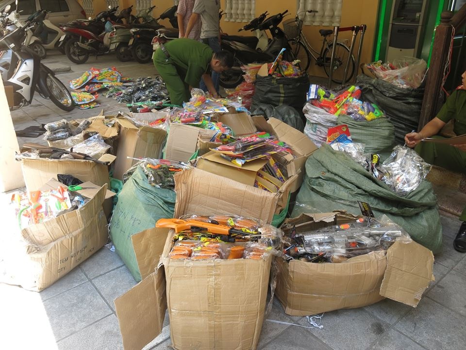 Lô hàng được phát hiện tại một điểm tập kết ở gần chợ Đồng Xuân (Hoàn Kiếm). Các sản phẩm đều không có giấy tờ chứng minh nguồn gốc, xuất xứ và được xếp vào danh mục đồ chơi bạo lực độc hại, bị cấm bán trên thị trường.