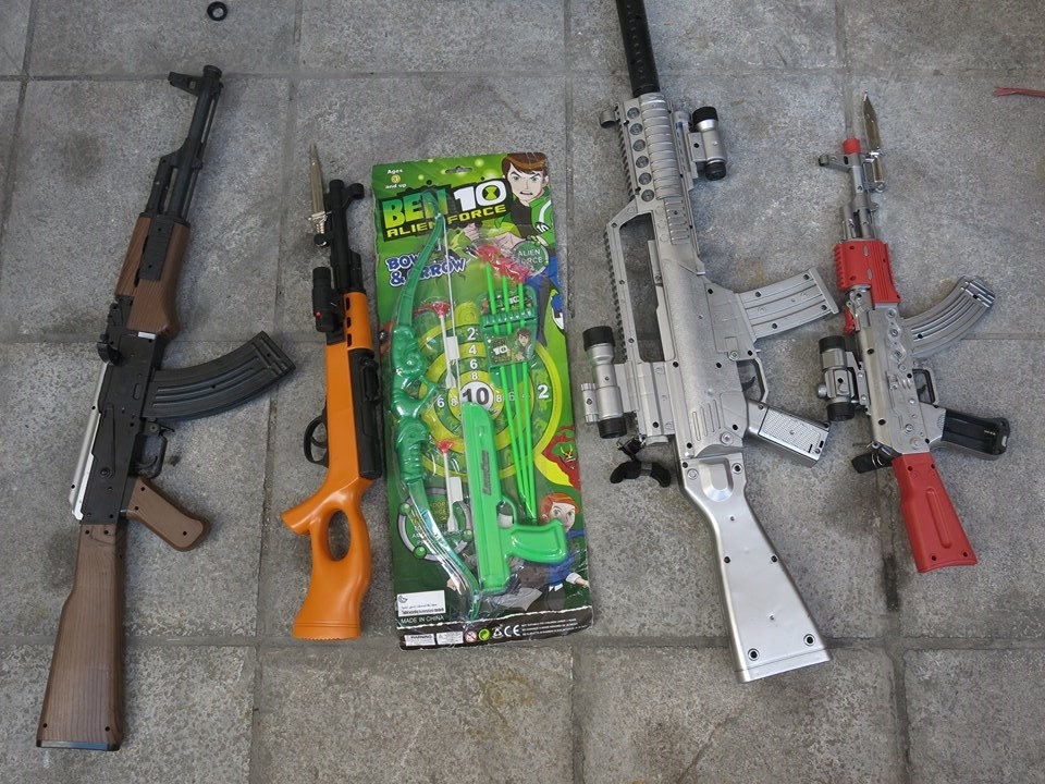 Theo quan sát của phóng viên, dù được làm bằng nhựa nhưng kích thước và hình dáng của những khẩu súng đồ chơi này rất giống hàng thật. Đáng chú ý, các loại súng còn được đóng gói kèm đạn bi với khả năng sát thương cao. 