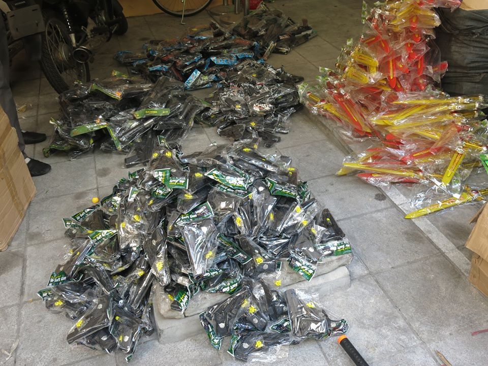 Ngoài ra, lực lượng chức năng còn phát hiện thêm nhiều loại đồ chơi nguy hiểm khác như cung tên, đao kiếm nhựa…