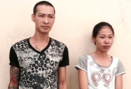 Canh sat truy duoi cap vo chong chuyen giat do tren pho hinh anh