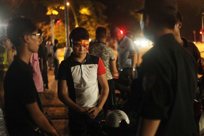 To 141 trang dem chong dua xe sau chien thang cua U19 VN hinh anh