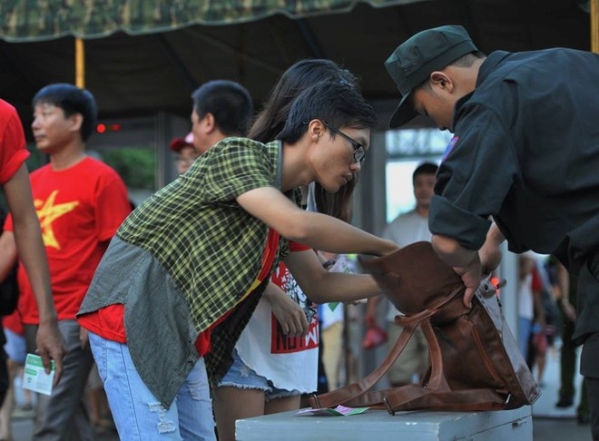 Công tác an ninh được đẩy lên mức cao nhất ở trận đấu này. Toàn bộ các vật cứng, nhọn, đồ vật gây nguy hiểm, chai nước... đều phải bỏ ngoài sân. Các khán giả cũng phải đi qua cửa từ để chống việc mang vũ khí vào sân. VFF tăng cường giám sát công tác soát vé ở các cửa ra vào để tránh hiện tượng các nhân viên làm nhiệm vụ đưa người nhà, bạn bè... qua cửa. Ảnh: Tùng Lê.