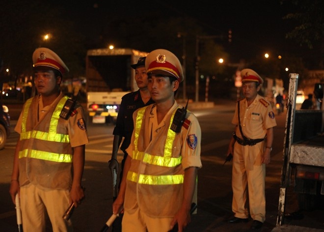 Canh sat vao cuoc chong dua xe sau tran chung ket U19 VN hinh anh