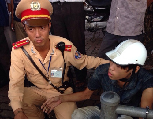 Nguoi dan truy duoi ten cuop day chuyen tren pho hinh anh
