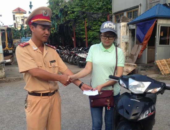 Co gai bat ngo nhan xe sau mot nam bi mat trom hinh anh