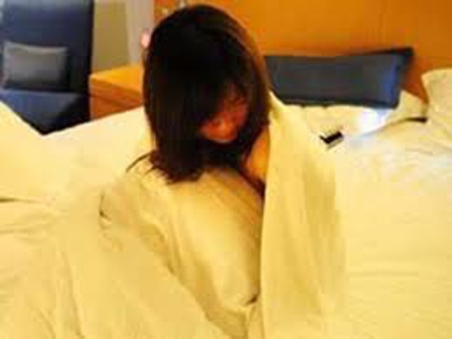 Nu sinh lop 8 to bi cuong hiep khi di ngu nho hinh anh