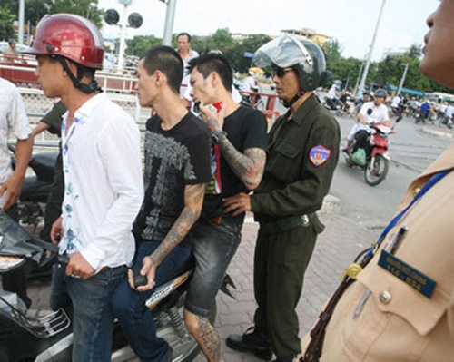 Vay bat ke mang lenh truy na tron trong ham chung cu hinh anh