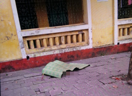 Co gai tu tu trong khu noi tru DH Kinh te Quoc dan hinh anh