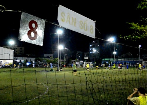 Vo la cau thu bong da vao san trom iPhone 5 hinh anh