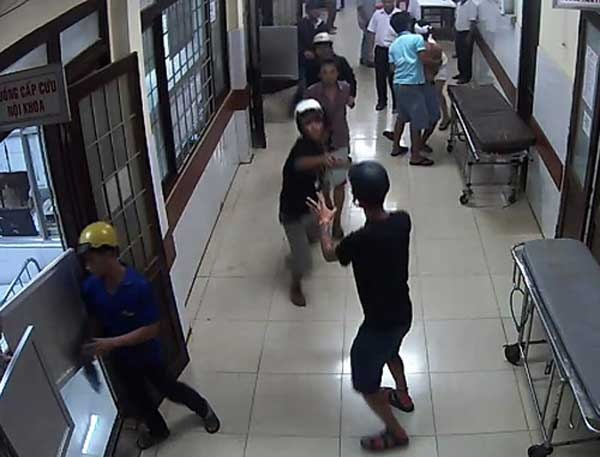 Hon chuc con do danh nguoi trong benh vien Xanh Pon hinh anh