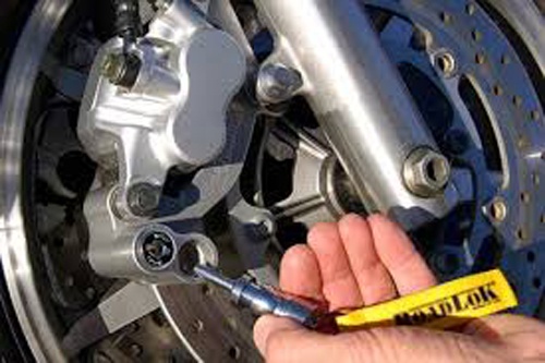 Ru nguoi nuoc ngoai trom xe may khieng qua bien gioi ban hinh anh