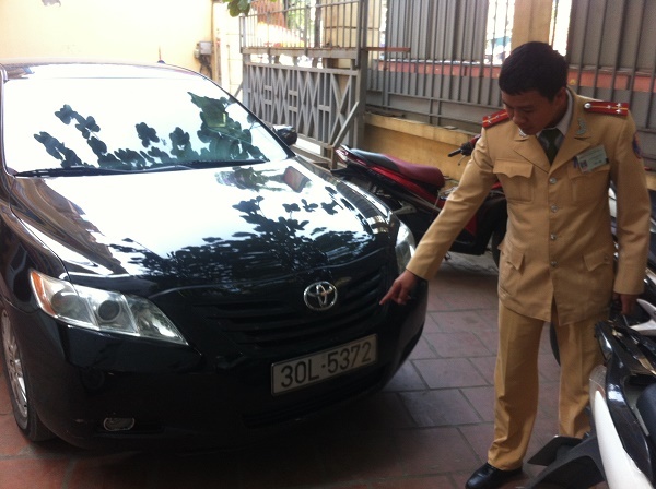 Xe Camry mang bien so gia hinh anh