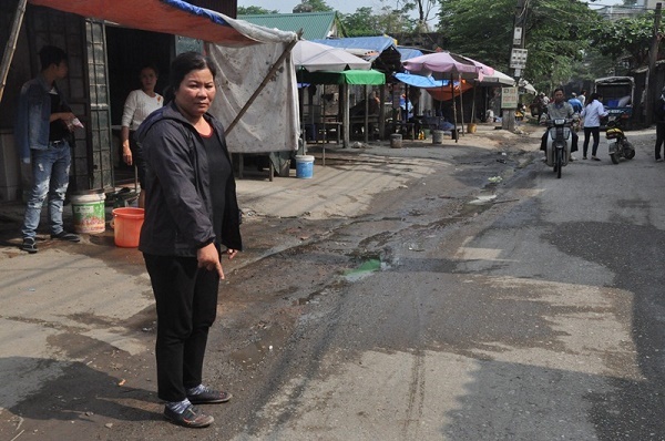 Nguoi dan ong tu vong vi bi danh hoi dong giua cho hinh anh