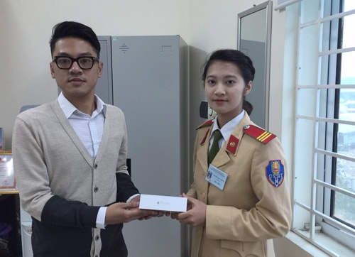 Nu canh sat tra lai iPhone 6 cho nguoi danh roi hinh anh