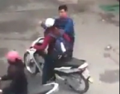 Clip nu sinh bi nguoi trong xe tat vi khong dua ve hinh anh