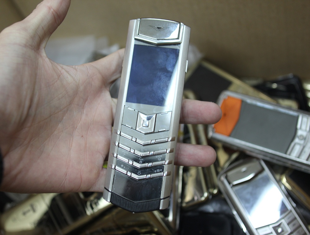 Bat ong chu xach gan 100 dien thoai lau hinh anh