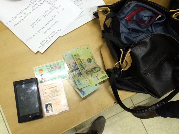 Nu giao vien bi trom dien thoai khi thay quan ao hinh anh