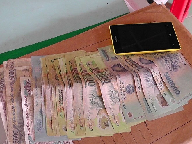Nguoi ngoai quoc trom tien khi di an tiec bi camera ghi hinh hinh anh