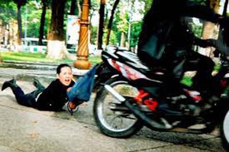 Nguoi moi ra tu di cuop tui xach cua cac co gai sa luoi hinh anh