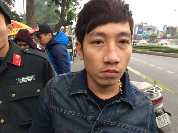 Chang trai giau heroin trong quan lot gap phai canh sat 141 hinh anh