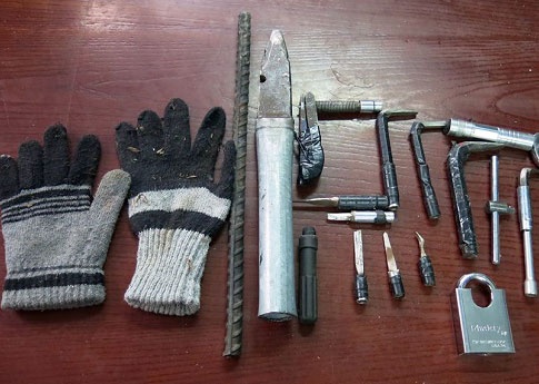 Nua dem pha cua cuon, nang trom 60 dien thoai hinh anh