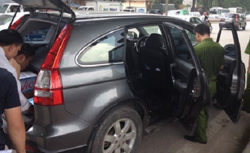 Tai xe chet bi an ben canh chiec xe 7 cho hinh anh