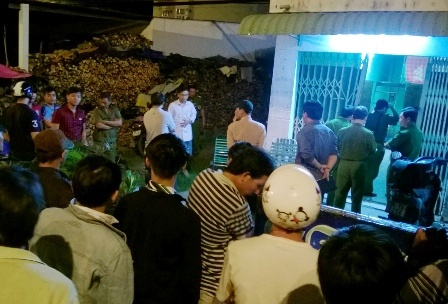 Nua dem dap cua xong vao nha truy sat hai vo chong hinh anh