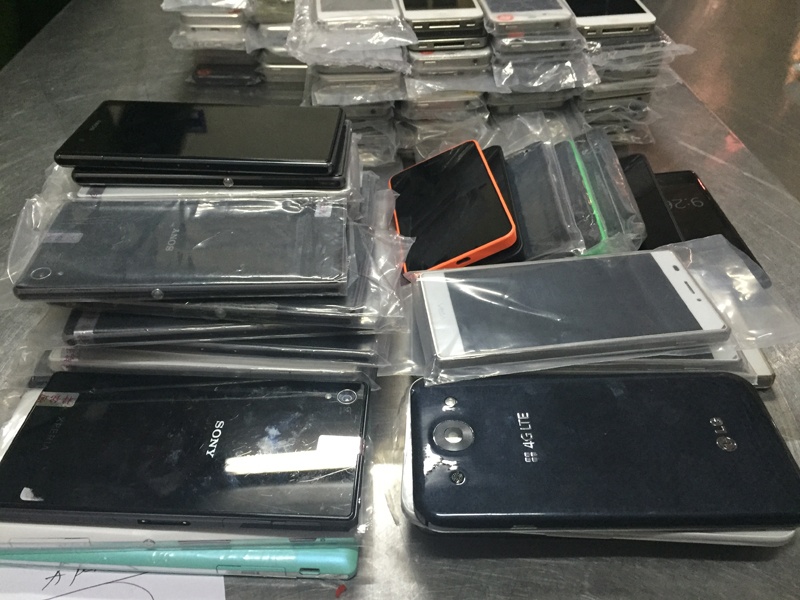 Hon 150 dien thoai iPhone lau giau trong ghe xe khach hinh anh