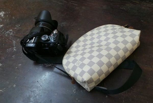 Dung xe tang vat di giat may anh cua khach nuoc ngoai hinh anh