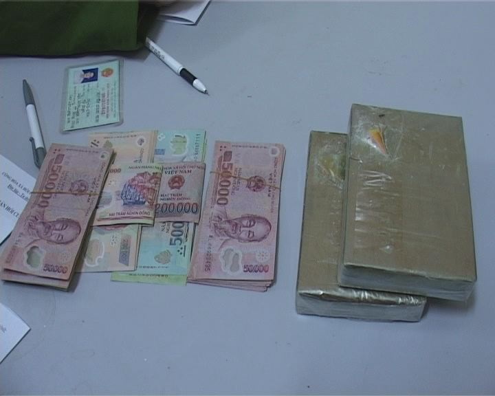 Canh sat dot kich nha nghi bat ke buon ma tuy lien tinh hinh anh