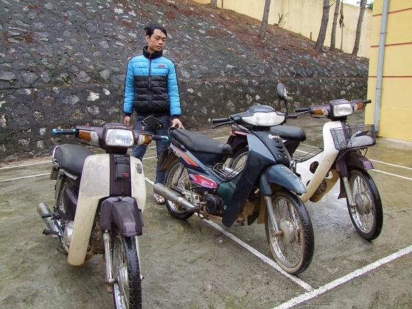 Nhan vien boc vac trom 9 xe may, thao phu tung ban dong nat hinh anh