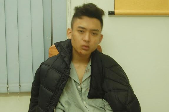 Doi mat toi pham truy na vung dao chem cong an giua pho hinh anh