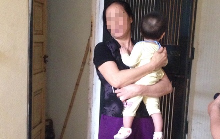 Nguoi phu nu bao bi troi, cuop vang giua ban ngay hinh anh