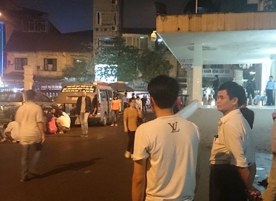 Trieu tap 3 nguoi vu chan xe cho thi the be trai hinh anh