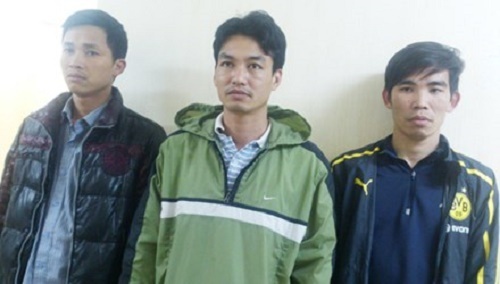 Bat khan cap nhom hanh hung tai xe cho thi the hinh anh