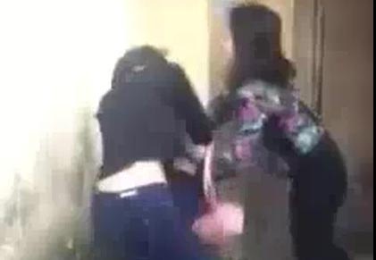 Hai co gai danh hoi dong, lot ao nu sinh o khu tap the hinh anh