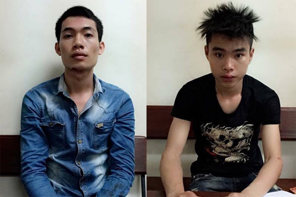 Tùng (áo đen) và Sơn bị tạm giữ tại cơ quan điều tra. Ảnh công an cung cấp.