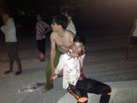 Đại úy Trần Xuân Dũng còn chưa kịp mặc áo đã tiến về phía hiện trường vụ việc, kịp thời ngăn chặn đối tượng Cường định tự tử. Ảnh: Công an nhân dân.