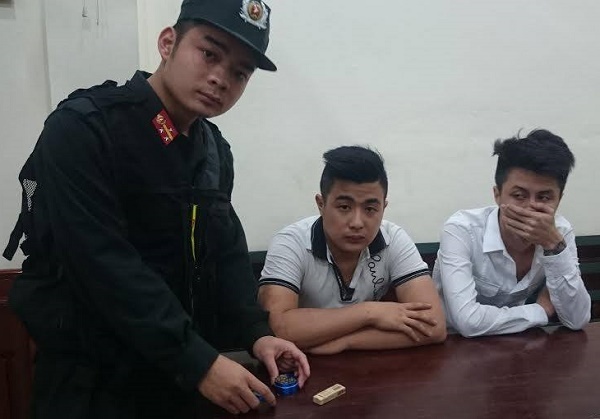 9X mang ‘coi xay can sa’ lao xe vao canh sat hinh anh