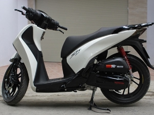 Nam sinh danh trao xe SH cua ban cung lop hinh anh