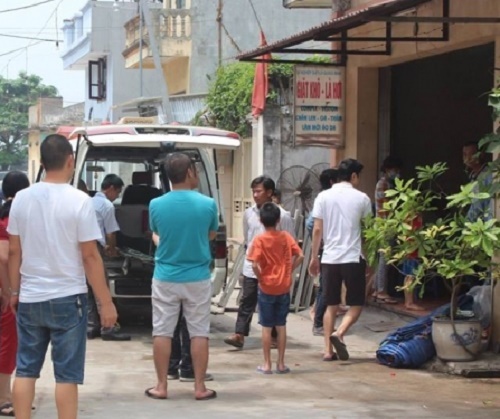 Cong an vien cam dao sat hai hang xom hinh anh