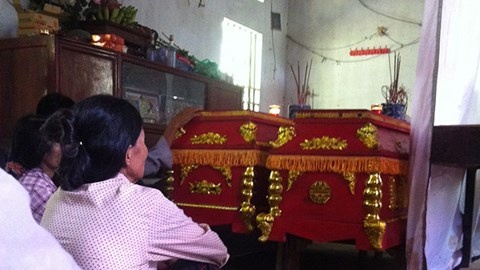 Cap vo chong gia cung con trai nghi bi nguoi than truy sat hinh anh